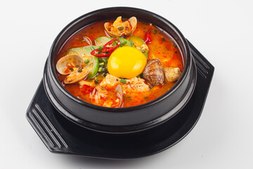 A stew made with soft tofu. Beat the eggs in the salted broth, add the meat and green onions, add pepper, add the soft tofu and boil.