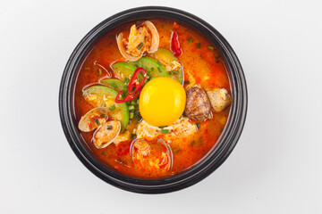 A stew made with soft tofu. Beat the eggs in the salted broth, add the meat and green onions, add pepper, add the soft tofu and boil.