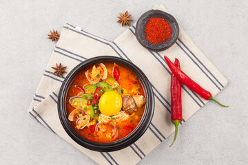 A stew made with soft tofu. Beat the eggs in the salted broth, add the meat and green onions, add pepper, add the soft tofu and boil.