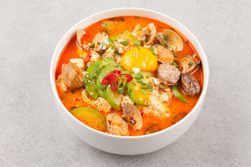 A stew made with soft tofu. Beat the eggs in the salted broth, add the meat and green onions, add pepper, add the soft tofu and boil.