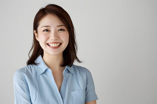 20代の日本人女性が襟付きシャツを着ているポートレート