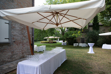 Obraz premium Elegant long table decorated for outdoor wedding reception party in garden