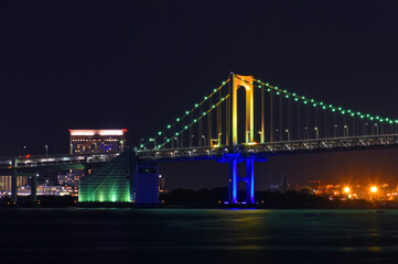 Obraz premium 竹芝埠頭から望むレインボーブリッジ