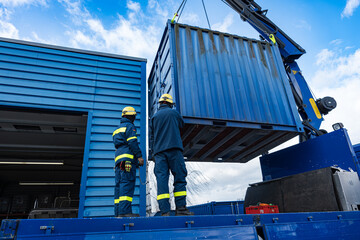 Container wird auf den LKW verladen