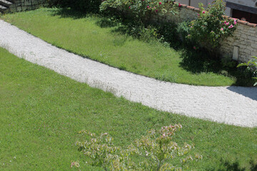 Aménagement d'une allée en gravier blanc devant la maison, design extérieur, aménagement...