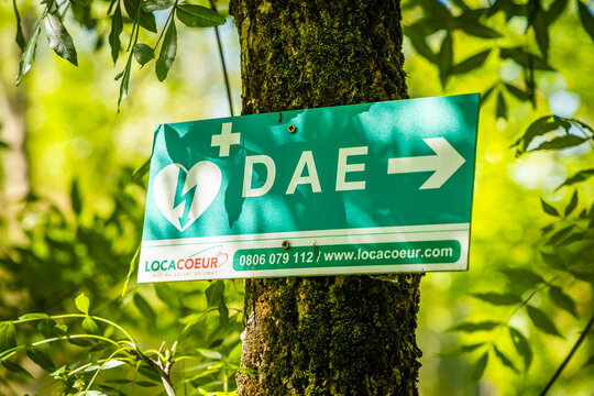 Locacoeur DAE "automated external defibrillator" French sign in Paris, France