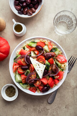 salade grecque aux pâtes, tomates, olives kalamata, concombre, oignons, fromage fêta, origan