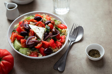 salade grecque aux pâtes, tomates, olives kalamata, concombre, oignons, fromage fêta, origan