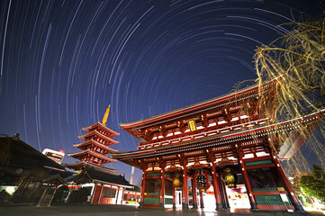 浅草寺の宝蔵門と星の光跡