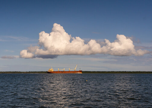 Navio de carga chegando no Brasil, Porto de Paranagu&aacute; / Cargo ship arriving in Brazil, Port of Paranagua
