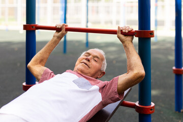 Obraz premium Elderly man exercising fitness outdoors