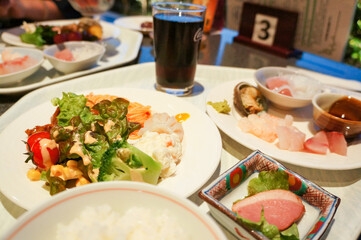 ホテルで食べた豪華なビュッフェスタイルの夕食