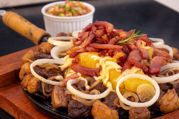 Porção de Iscas de Picanha na Lama - Carne, Cebola, Bacon, Aipim e Vinagrete
