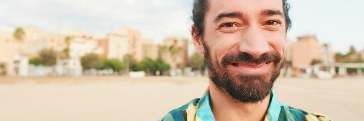 Obraz premium Close-up of young man looking at the camera and smiling, panorama
