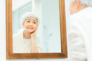 グレイヘアシニア女性スキンケアイメージ