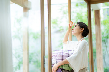 ランドリーバスケットを持つ女性