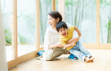 リビングでは走り回る元気な2歳の男の子