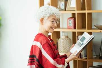 本を読むシニア女性