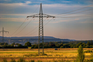 Ein hoher Strommast ragt in die Höhe, symbolisiert den Ausbau des Stromnetzes in Deutschland. 