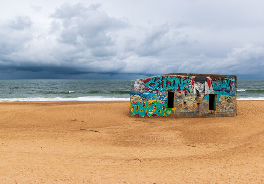 Street art sur un blockhaus de la plage de Labenne, d&eacute;partement des Landes, France