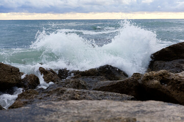 Aufprallende Wellen an Felsen an der Küste von Palma de Mallorca