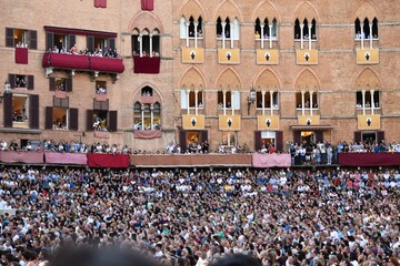 Obraz premium crowd of people in the city