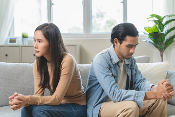 Obraz premium Breakup and depressed, asian young quarrel couple love fight relationship in trouble. Different people are emotion angry. Argue wife has expression upset with husband. Problem of family people.