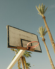 Panier de basketball vétuste au Maroc