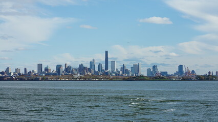 Obraz premium The New York manhattan view from the ferry boat in the sunny day