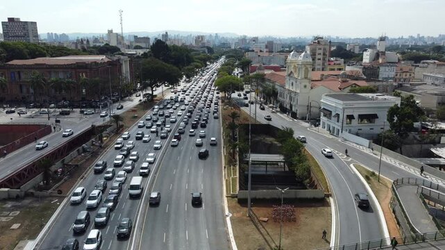 Vis&atilde;o a&eacute;rea da avenida prestes maia na regi&atilde;o central de s&atilde;o paulo brasil pr&oacute;ximo a esta&ccedil;&atilde;o de trem da luz