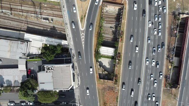 Vis&atilde;o a&eacute;rea de ve&iacute;culos em duas vias da cidade de s&atilde;o paulo, brasil