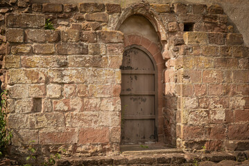 Naklejka premium Ancient doorway in a old sandstone wall