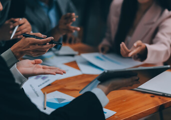 Obraz premium Group of young Asian business people brainstorm collaboration ideas at the office.