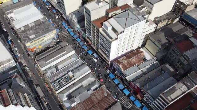 Vis&atilde;o a&eacute;rea da famosa rua 25 de mar&ccedil;o na cidade de s&atilde;o paulo, sp, brasil