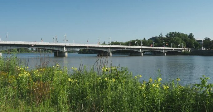 Pont Jacques Chirac anciennement Pont de Bellerive franchissant l'Allier entre Vichy et Bellerive-sur-Allier. Vue depuis le parc du pont d'Allier
