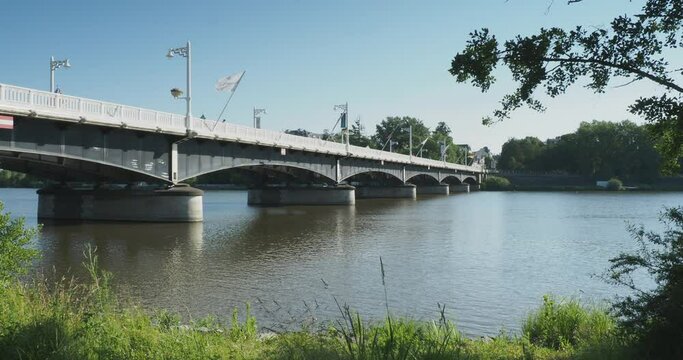  Le pont routier Jacques Chirac ou pont de Bellerive franchissant l'Allier au sud de Vichy depuis Bellerive sur Allier