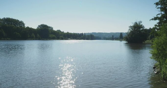 L'allier en amont du Pont de Bellerive, bord&eacute; &agrave; l'est par la Plage des C&eacute;lestins suivie du Parc des Bourrins et le Parc du Pont d'Allier &agrave; l'Ouest 
