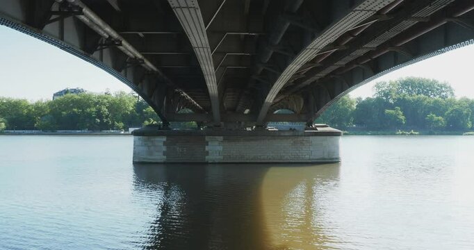 Sous le tablier et poutres d'acier du pont routier Jacques Chirac ou pont de Bellerive franchissant l'Allier entre Bellerive-sur-Allier et Vichy Sud
