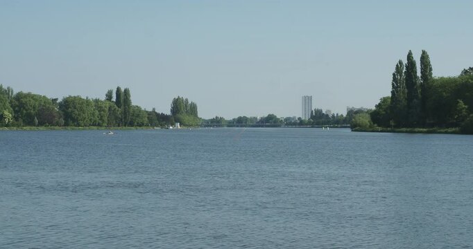Pont de l'Europe au Nord de Vichy franchissant le Lac d'Allier, espace de sports nautiques et avirons entre la tour des Juges et la cit&eacute; des Ailes

