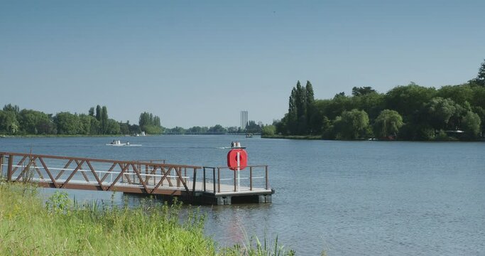 Avirons et rameurs sur le bassin du lac d'Allier entre le pont-barrage de l'Europe au nord de Vichy et le pont de Bellerive