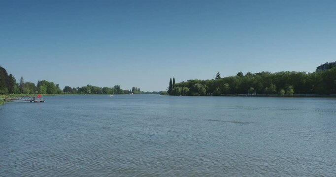 Le bassin du lac d'Allier en aval du pont de Bellerive avec vue sur les berges de Bellerive sur Allier &agrave; gauche, vichy et le tour de l'esplanade du lac rive droite
