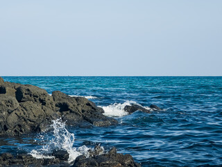 거친 파도와 바위