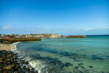 Ein entspannter Strandtag vor der Bucht von St Ives im wundersch&ouml;nen Cornwall - Vereinigtes K&ouml;nigreich