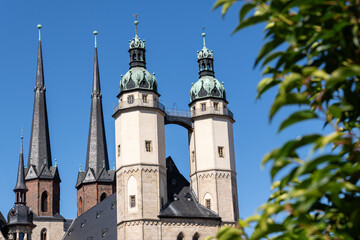 Obraz premium St. Mary's Church, market church, in Halle Saale, Saxony-Anhalt. Church with four towers. On the market square, opposite the Red Tower and Handel monument. Handel trained on the organ. Late Gothic.