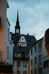 Historisches Gebäude mit Kirchturm bei Abenddämmerung