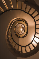 Fototapeta premium Spiralförmiges Treppenhaus in einem historischen Gebäude
