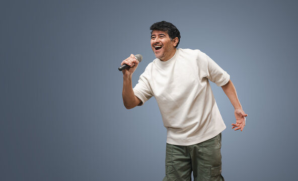 Actor latino cantando feliz con amplia sonrisa. Espacio negativo para completar. Sensaciones y emociones. 