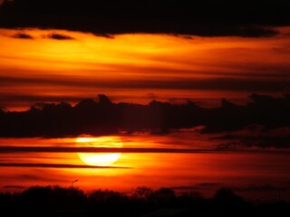 Obraz premium Zachód słońca w ognistych barwach, Polska