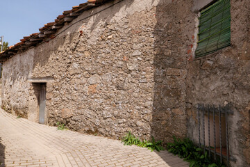 Ein typischer kleines Dorf in Spanien mit wenigen Einwohnern La Calzada de Béjar in der Sierra de...