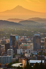 Obraz premium Mount Hood and Portland Skyline at Golden Hour